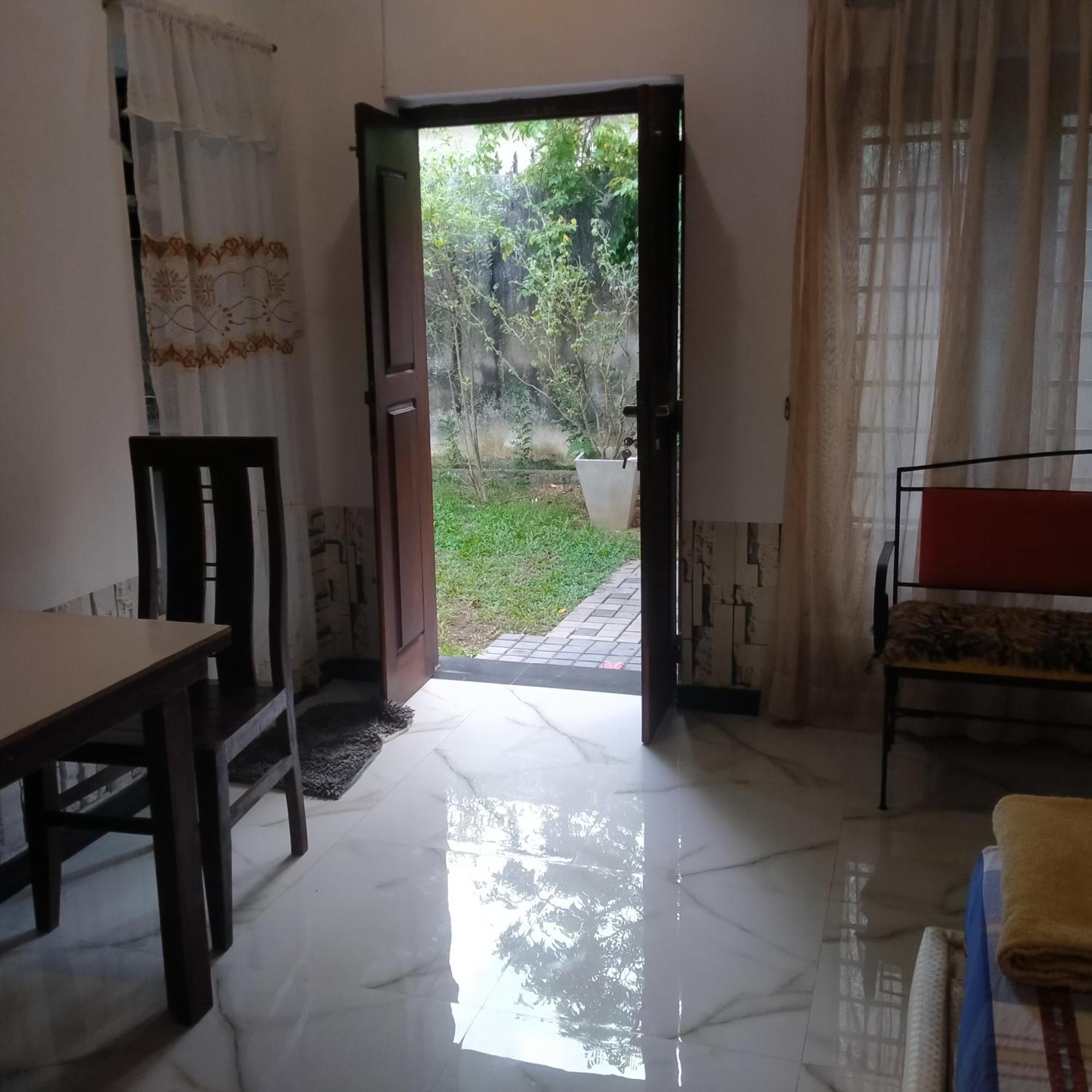 Living Home Negombo Quarto foto
